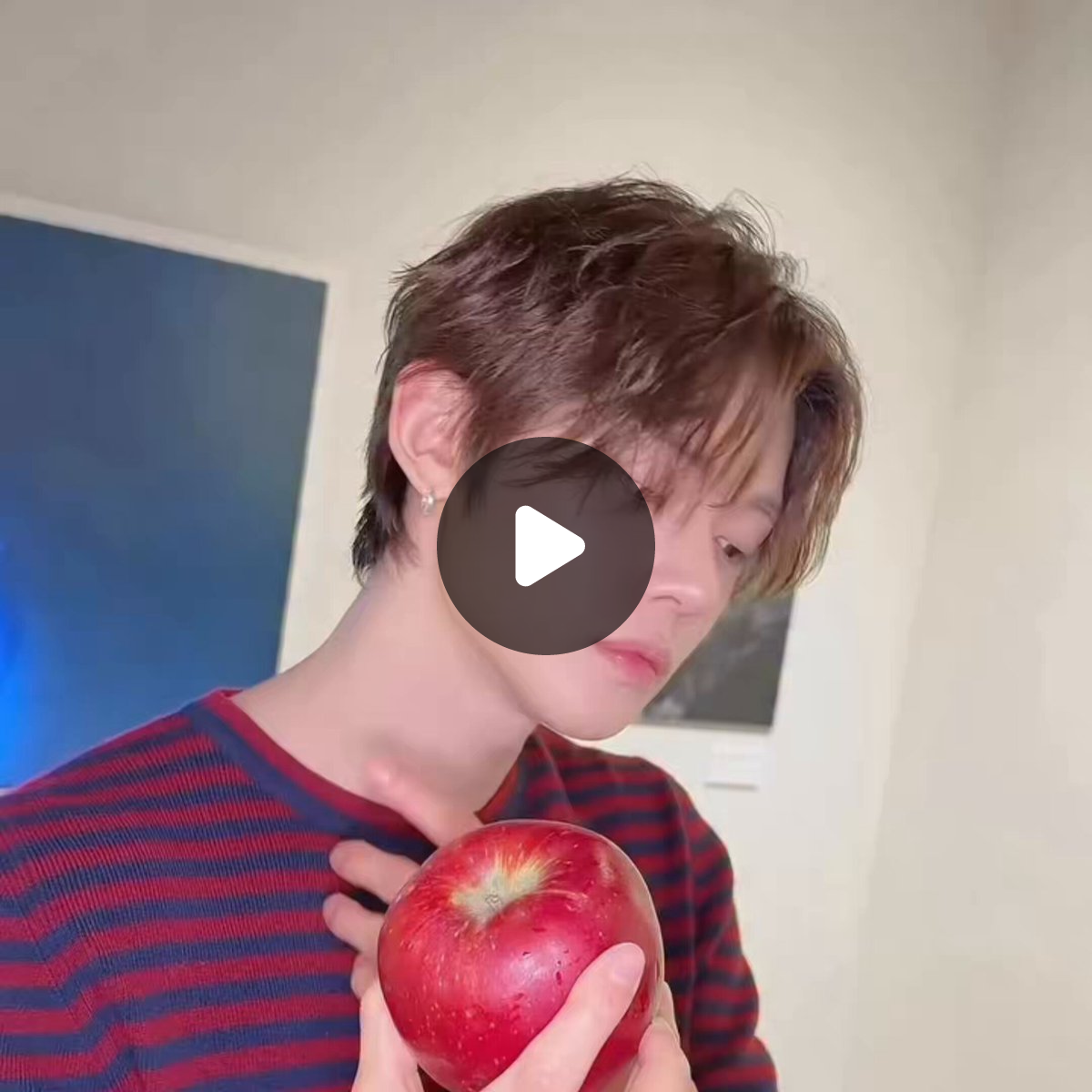zzn. on X: "yeonjun slicing an apple with his jawline 🍎" / X